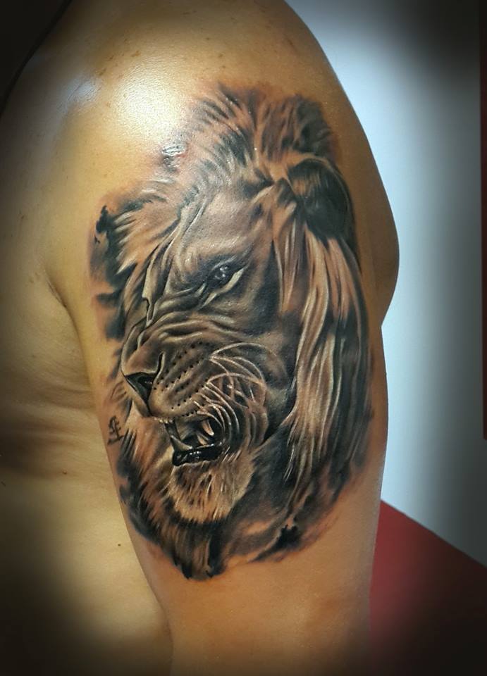 Татуировки льва на плече мужские фото